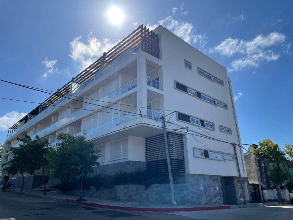 Edificio Sauzal en calle Zorrilla y Agraciada